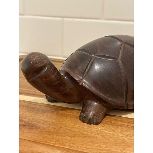 Hand carved Mahogany turtle - Picture 3 of 8